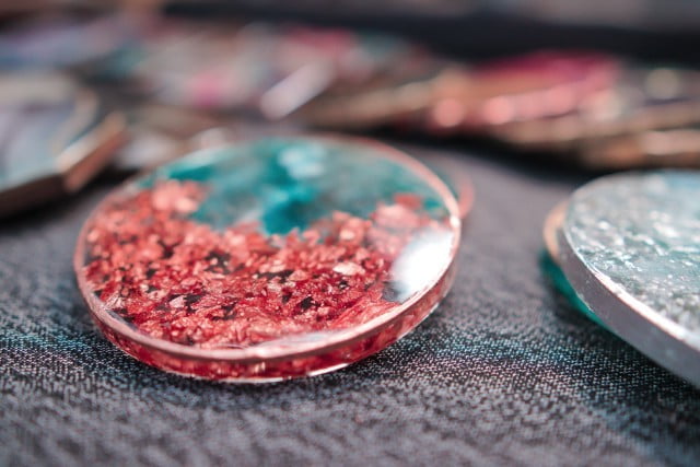 Which Hand to Wear Ring for Wealth Feng Shui 1 Feng Shui wealth ring: Optimal hand position for wearing a ring to attract prosperity