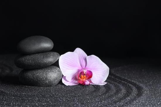 Feng Shui tips for maximizing space in a small bedroom: balance and harmony